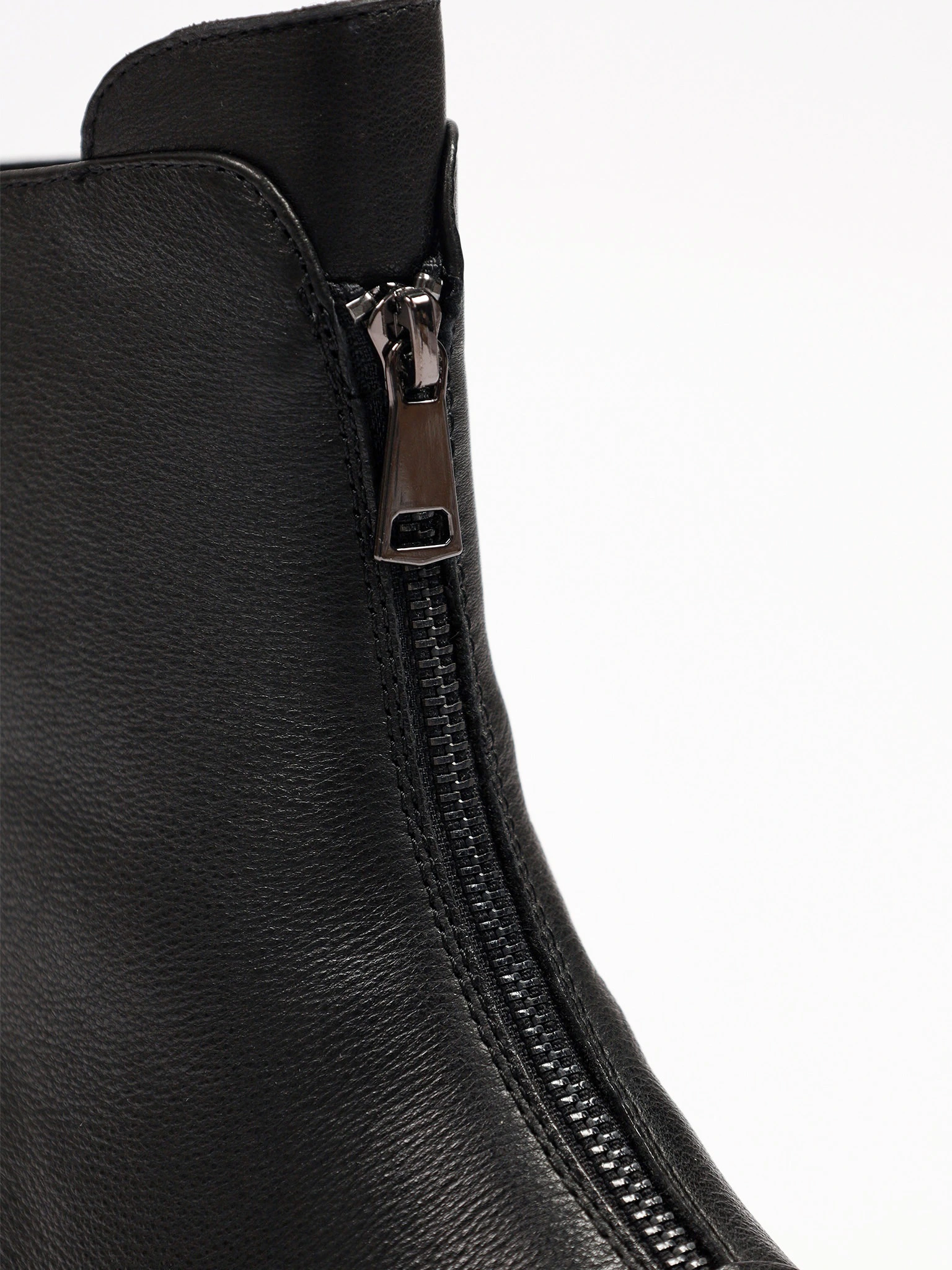 Ботинки черного цвета с декоративной молнией спереди